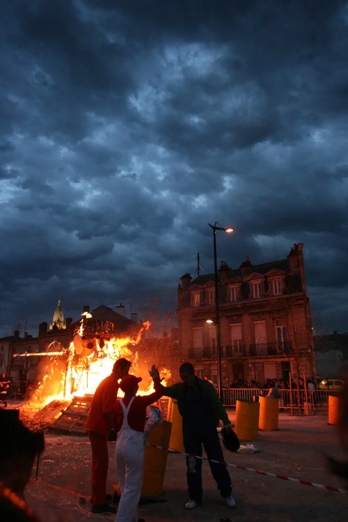 Un brasier dans une rue, sous un ciel d'orage