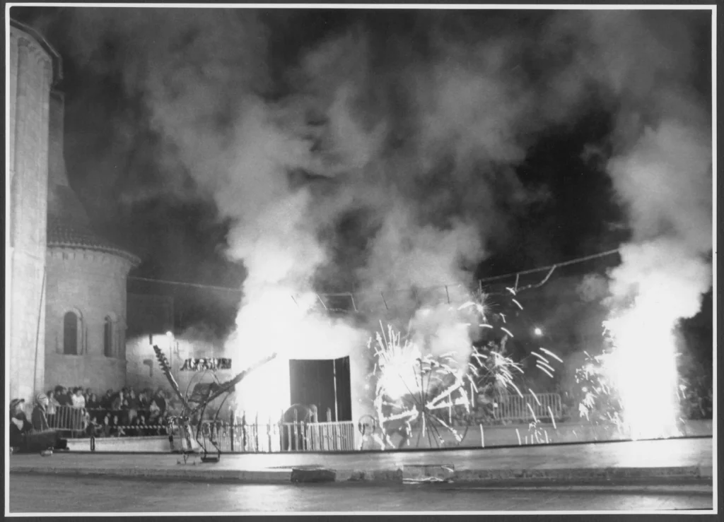 Un spectacle pyrotechnique au pied d'une église, en noir et blanc