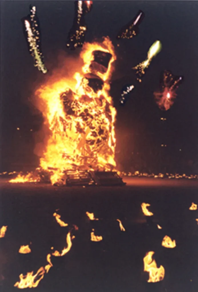 Un mannequin en flammes dans la nuit